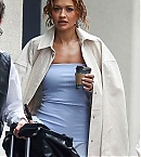 96092125-14488461-The_34_year_old_flaunted_her_toned_and_slender_frame_in_a_1050_s-a-12_174173709217.jpg